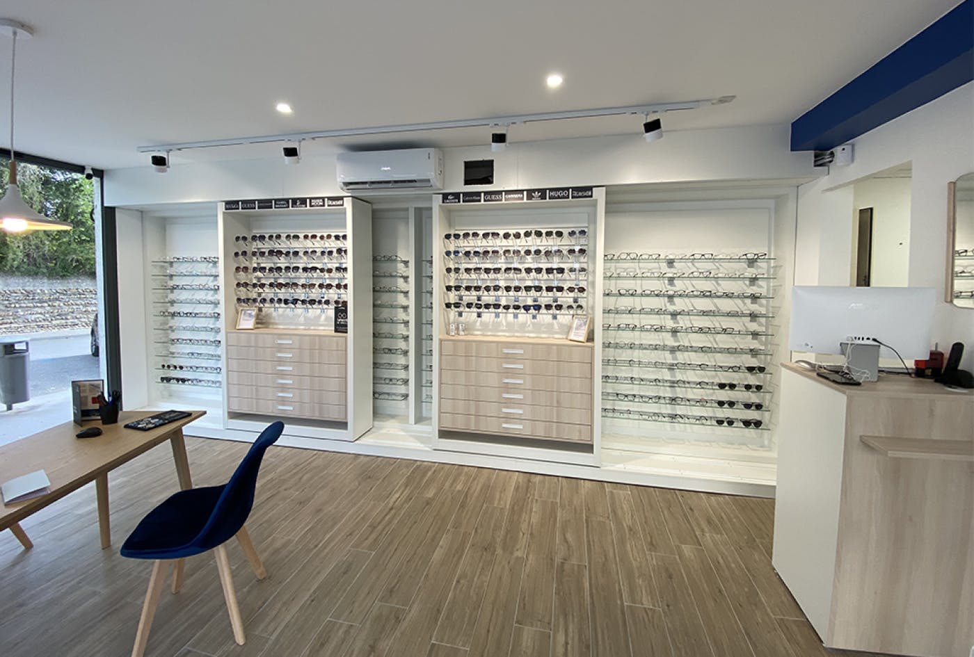Aménagement intérieur magasin d'optique rénové par Architéa Lyon