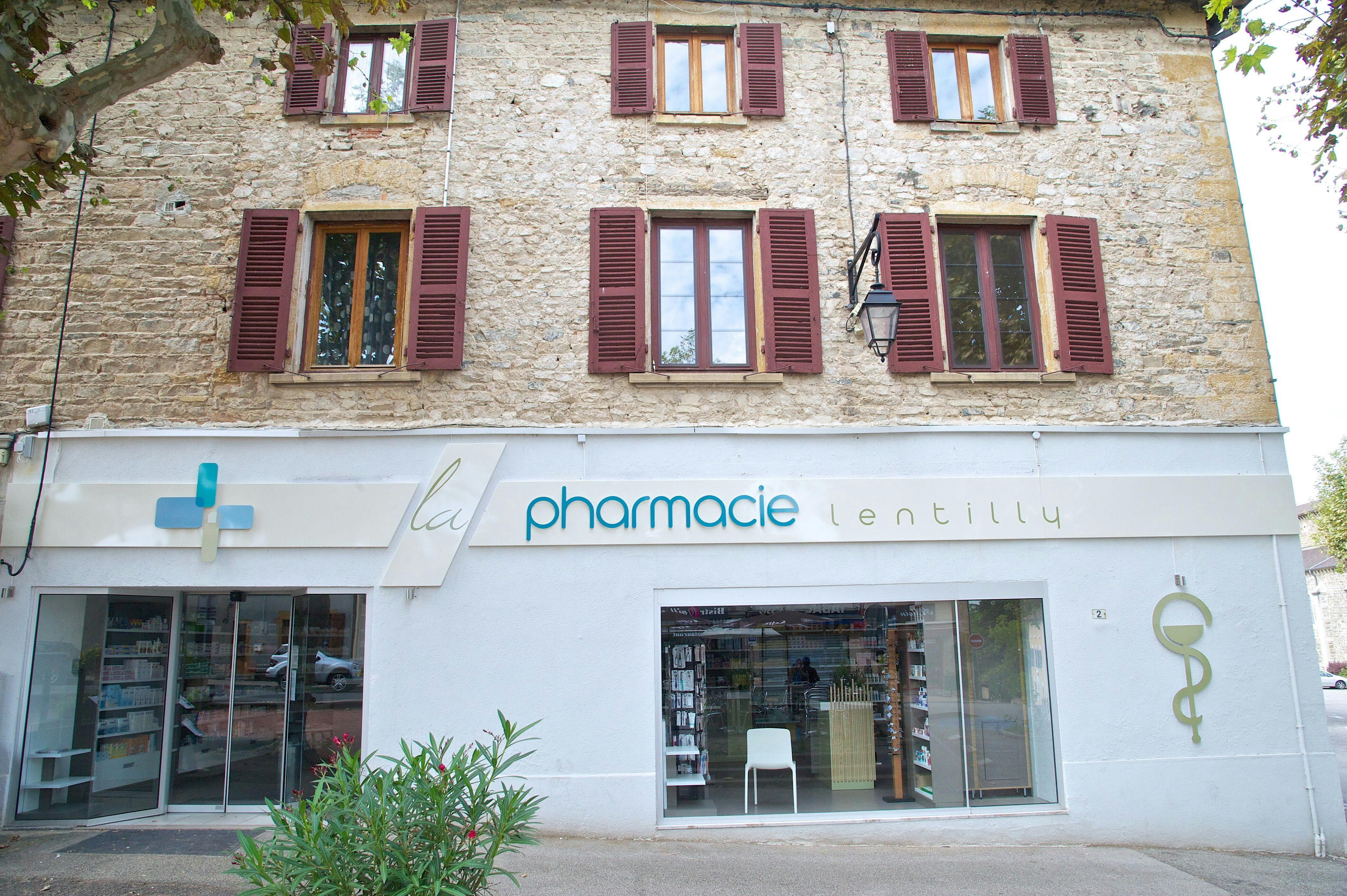 rénovation extérieure de pharmacie par Architéa Lyon-Ouest
