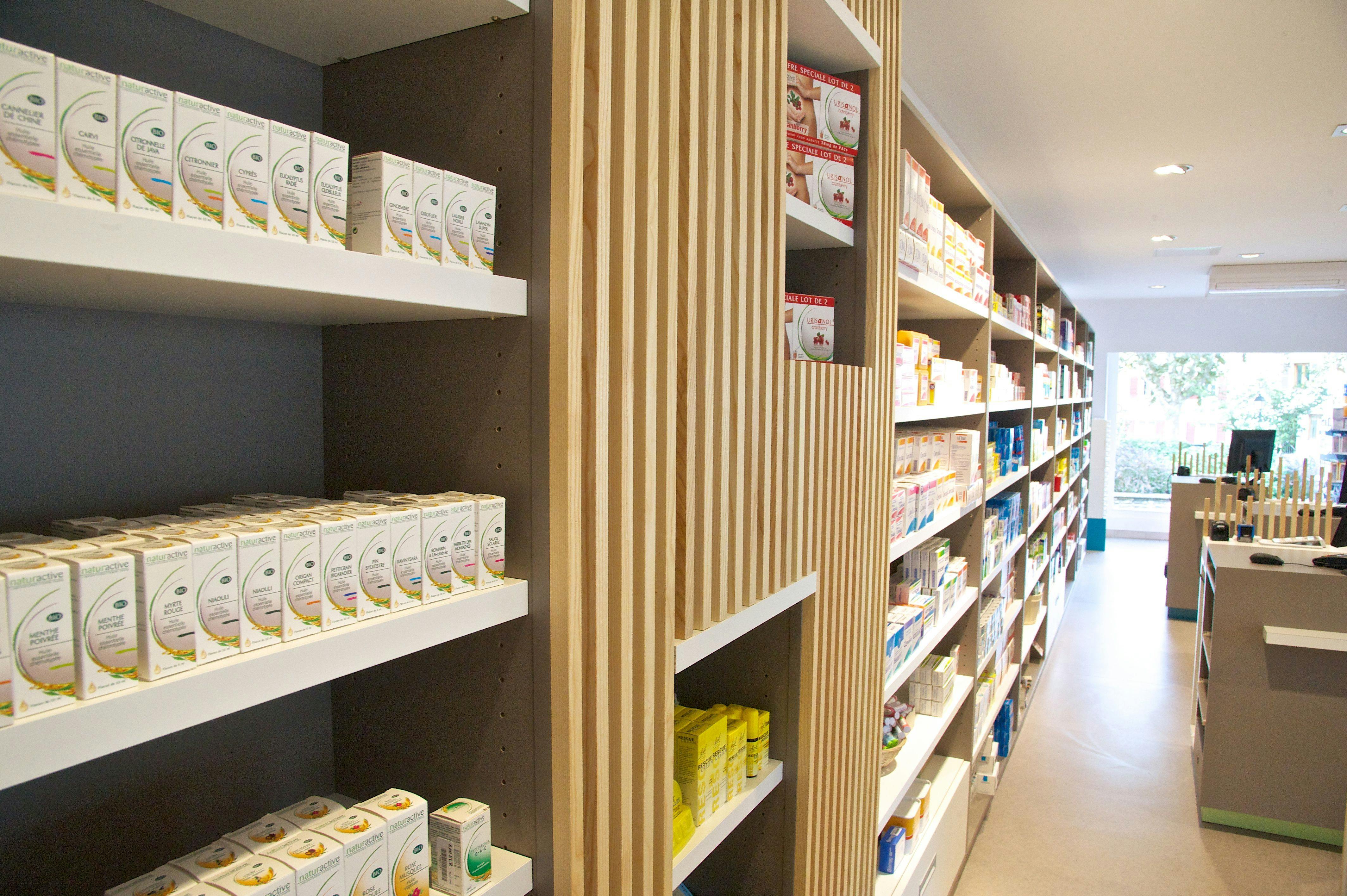 vue intérieure d'une pharmacie rénovée par Architéa Lyon
