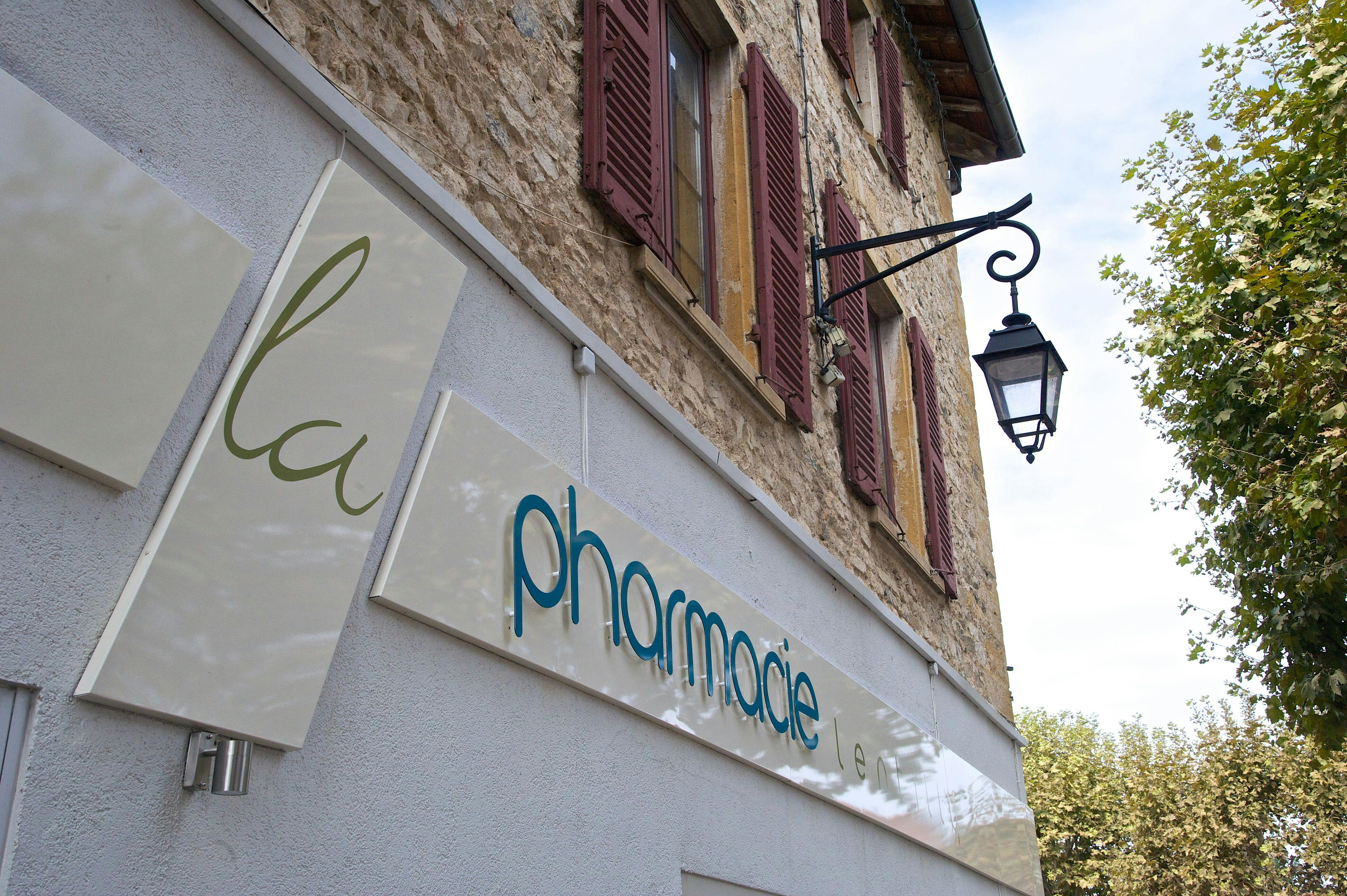 devanture rénovée d'une pharmacie par Architéa Lyon Ouest