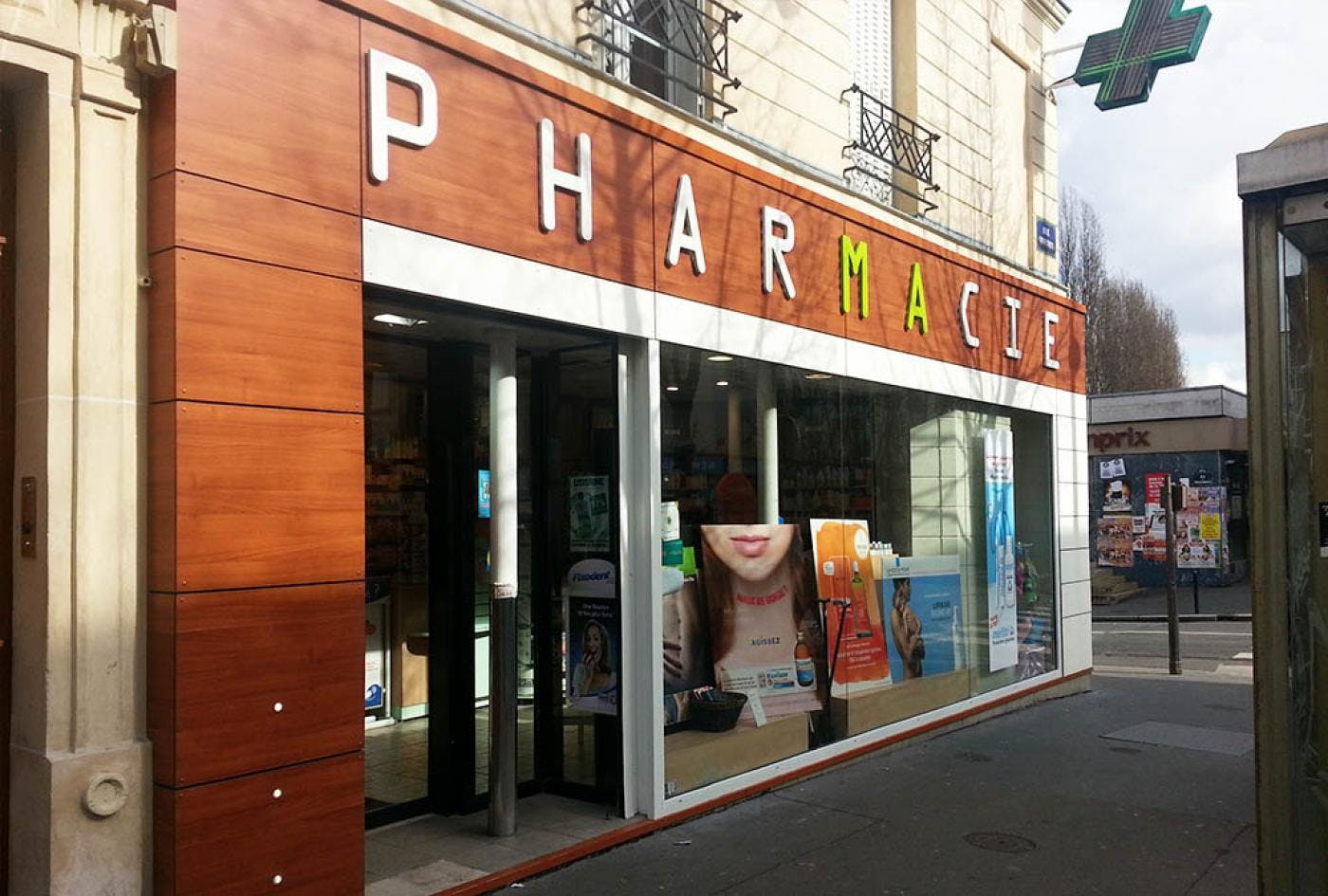 façade rénovée de pharmacie près de paris à pontoise