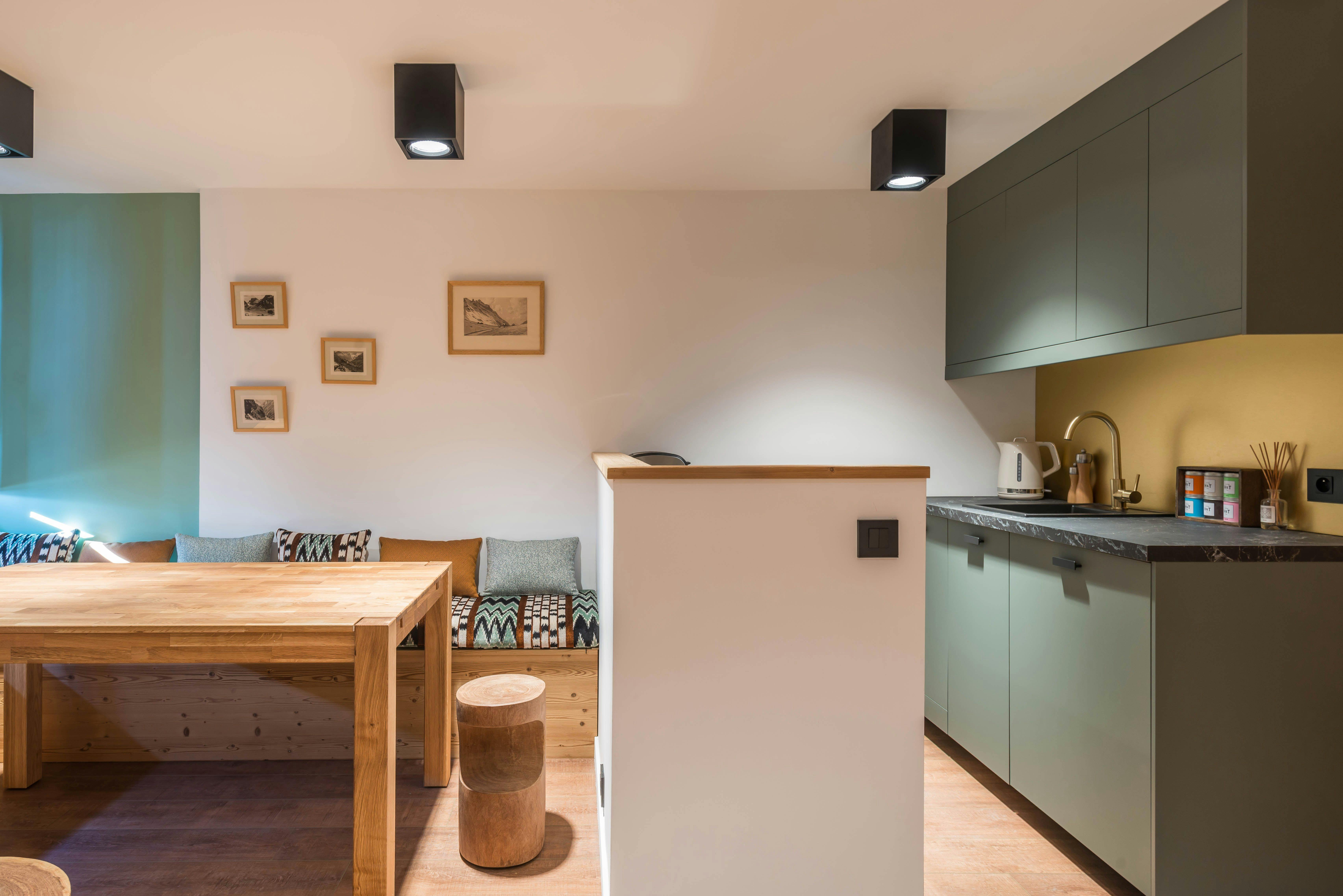 Rénovation appartement dans les Alpes vue cuisine salle à manger par Architéa Grenoble Est