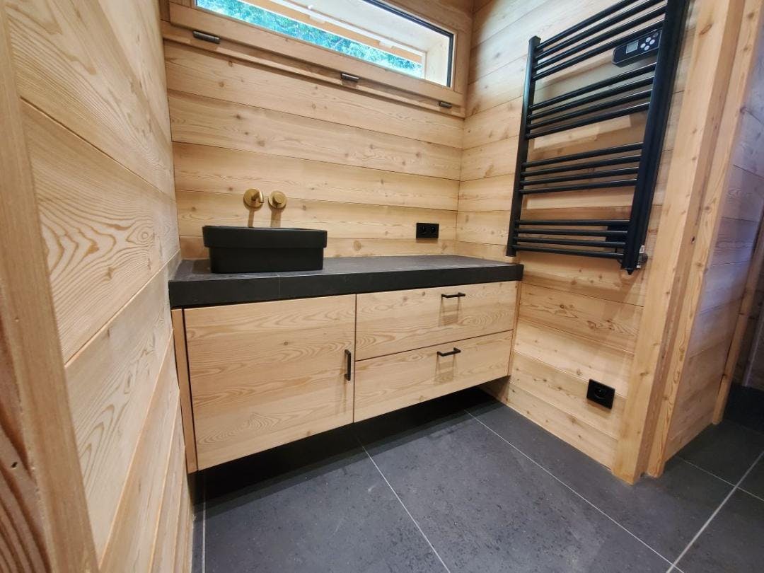 Salle de bain créée dans une extension de chalet en montagne par Architéa Grenoble Est