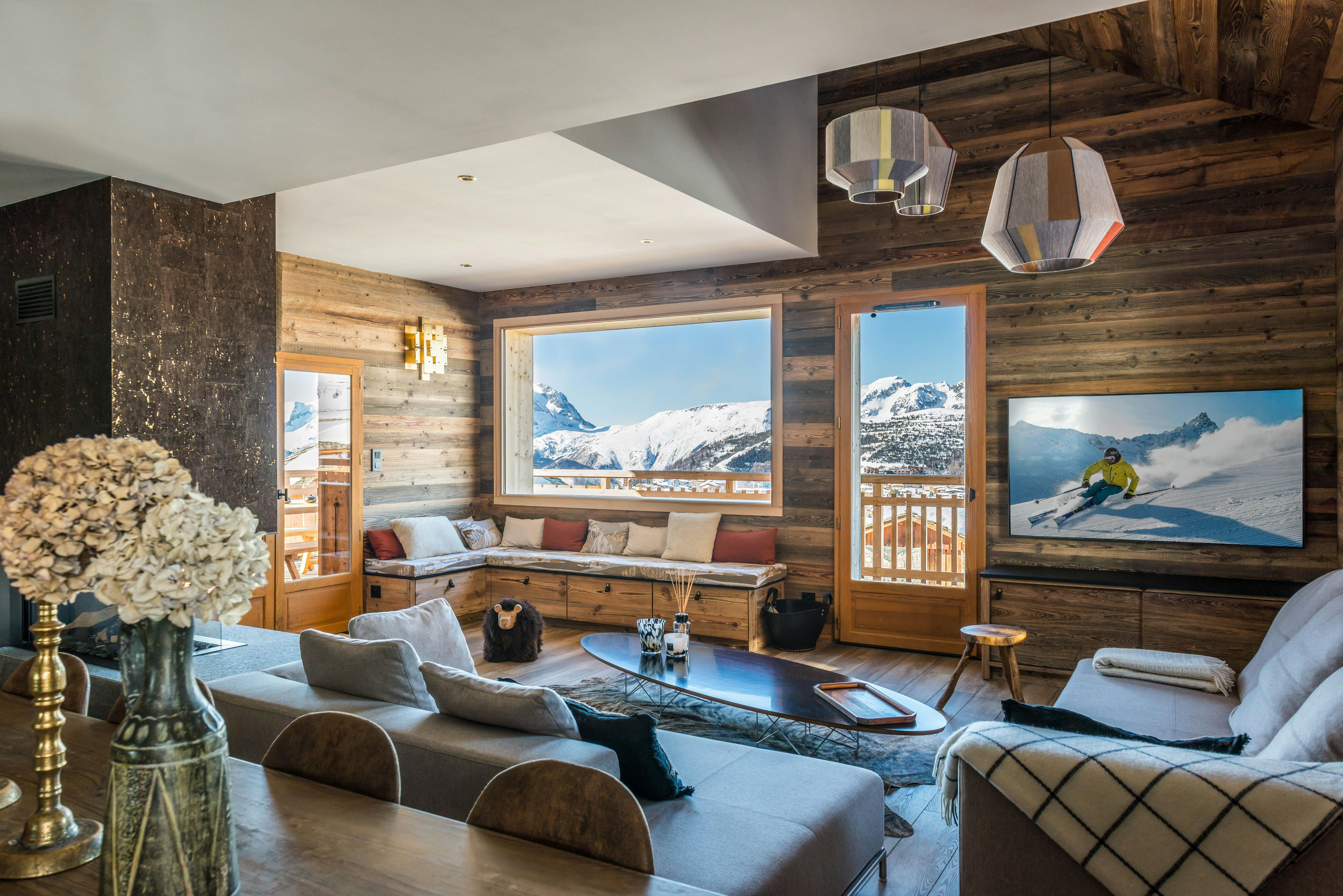 Rénovation Chalet de Montagne luxueux Alpe D'Huez vue salon par Architéa Grenoble Est